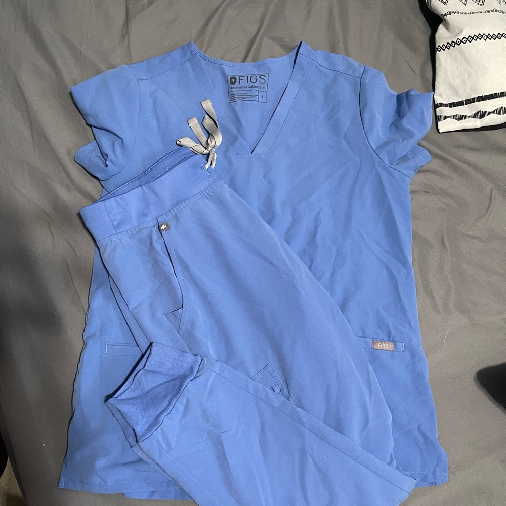 figs scrub set, ceil blue.